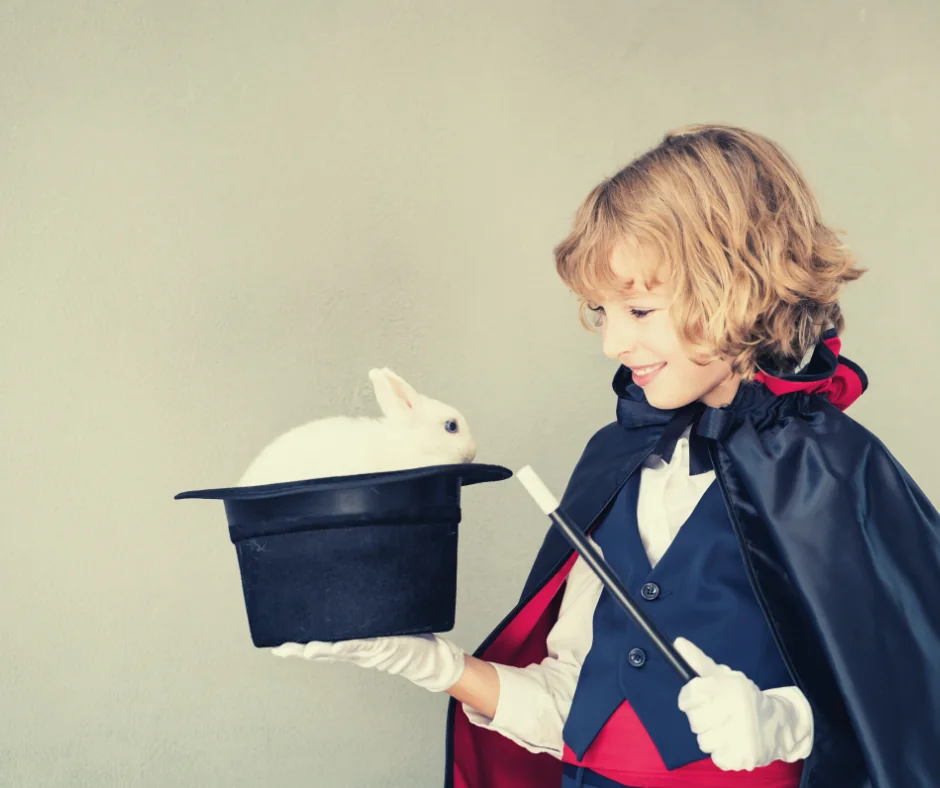 Enfant magicien pendant une animation d'anniversaire à domicile