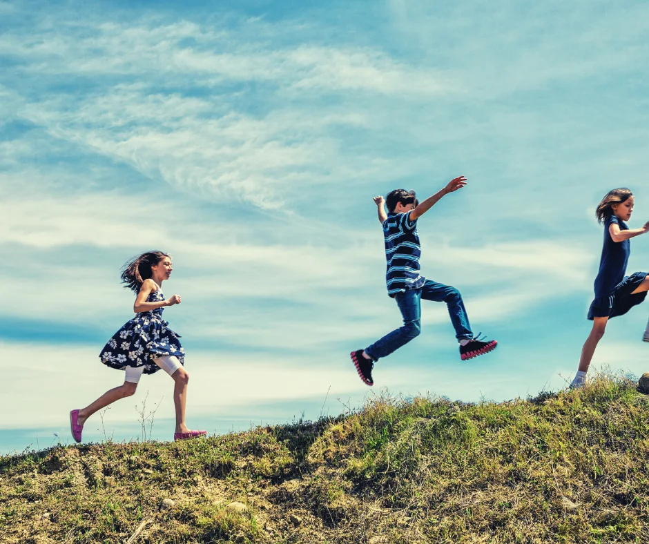 Enfants qui courent en plein air pendant un anniversaire
