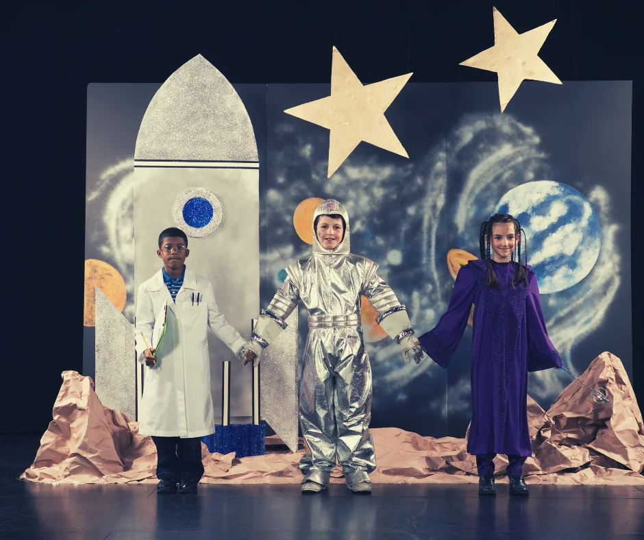 Enfants costumés sur scène lors d'un spectacle
